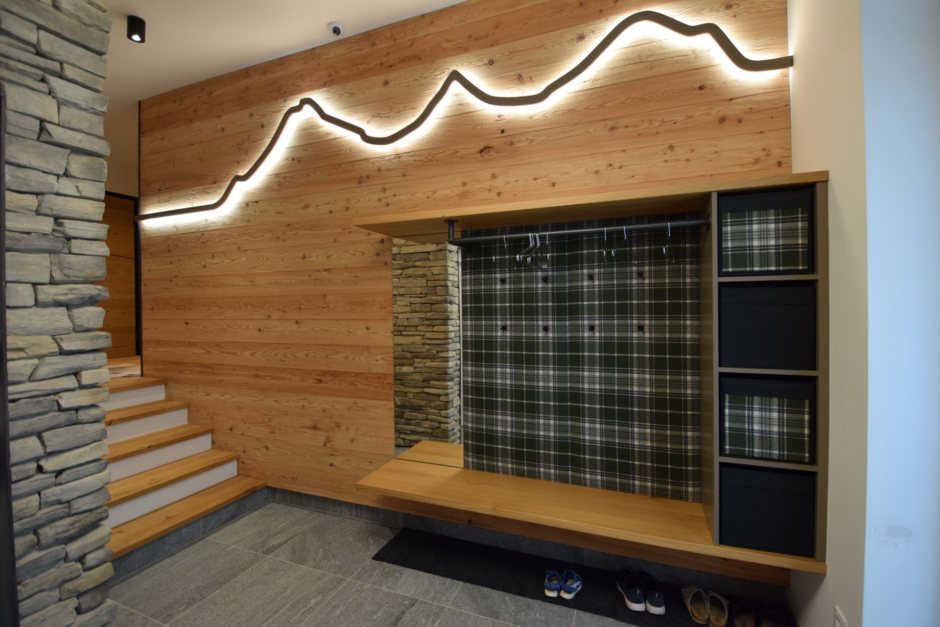 Beispielfoto von einem maßgeschneiderten Vorzimmermöbel